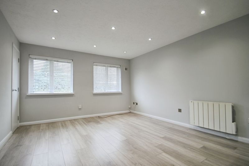 Property photo 3 of 9 Photo 7