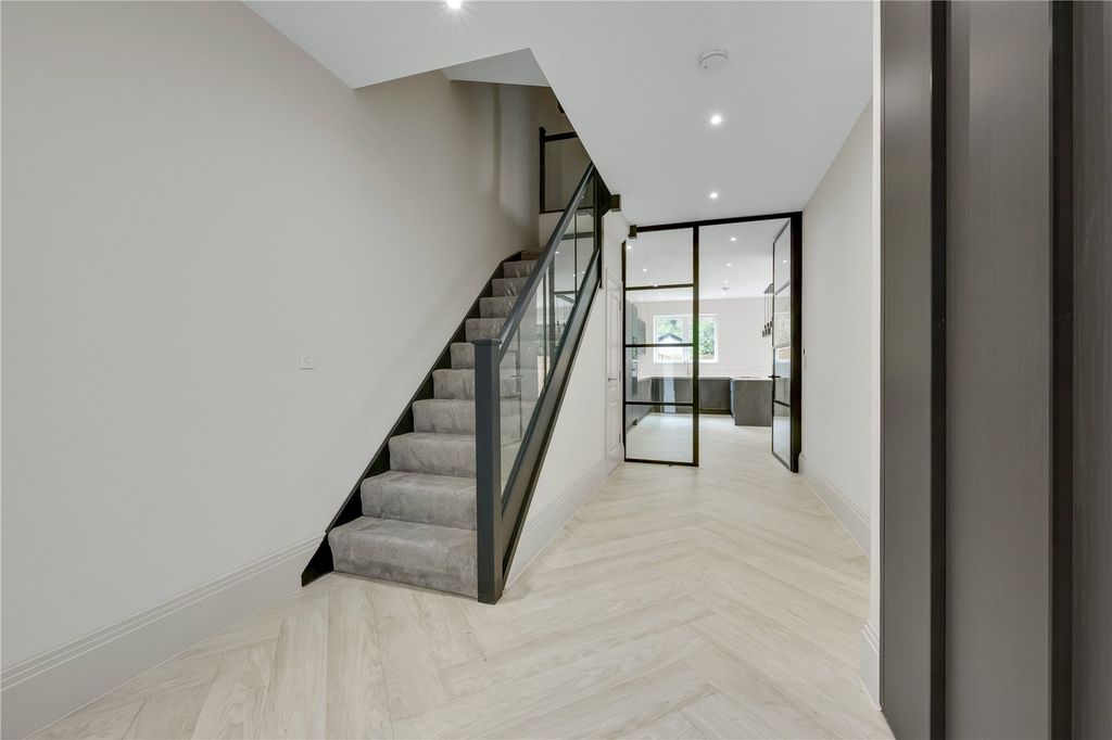 Property photo 2 of 17 Entrance Hall