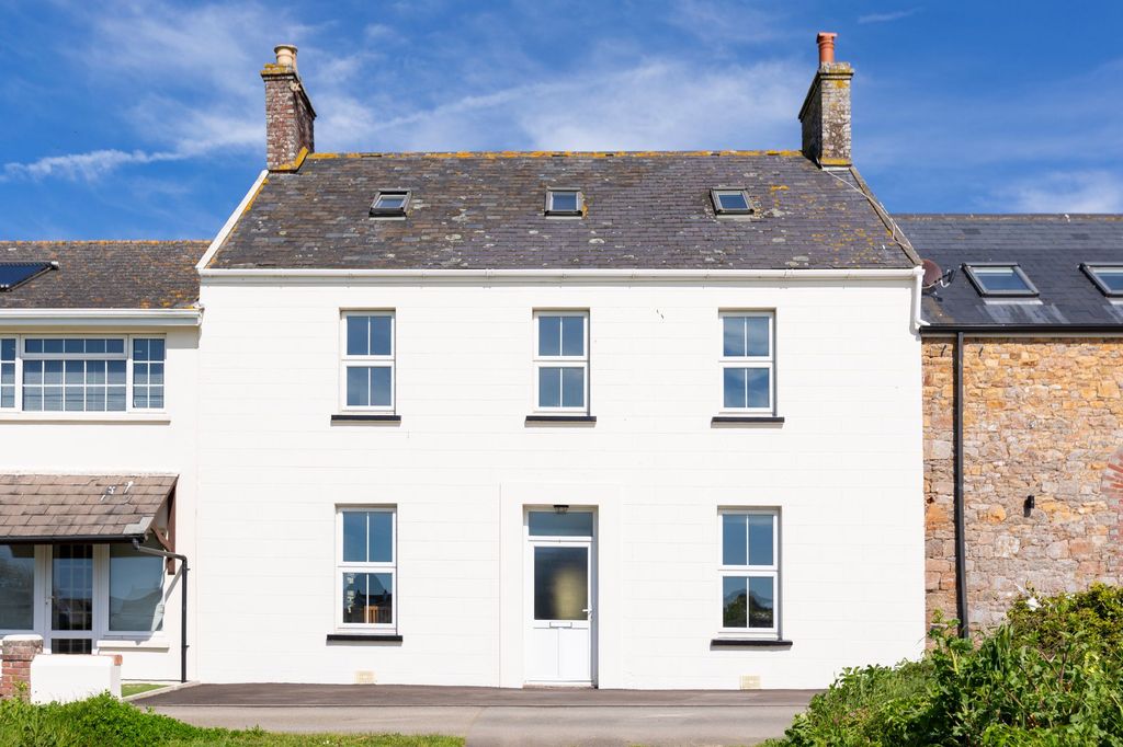 Property photo 1 of 32