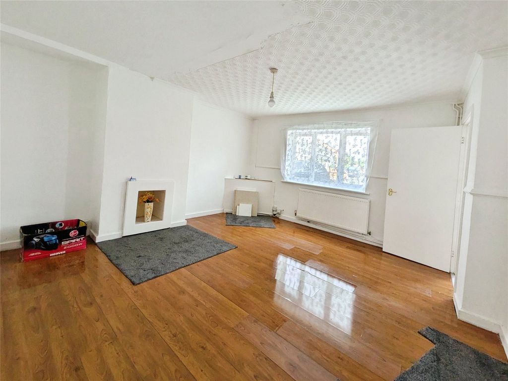 Property photo 3 of 11 Living Room