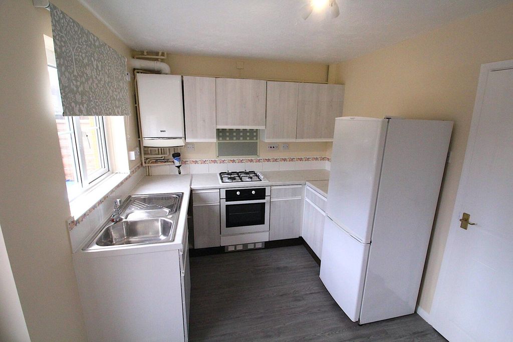 Property photo 2 of 8 Kitchen