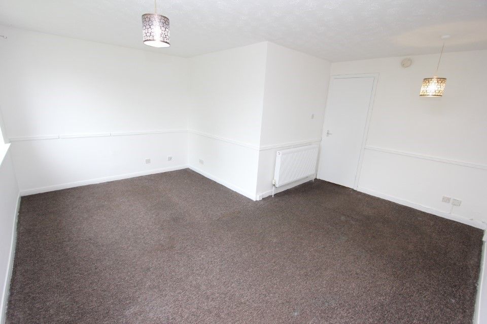 Property photo 2 of 10 Lounge/Dining Area