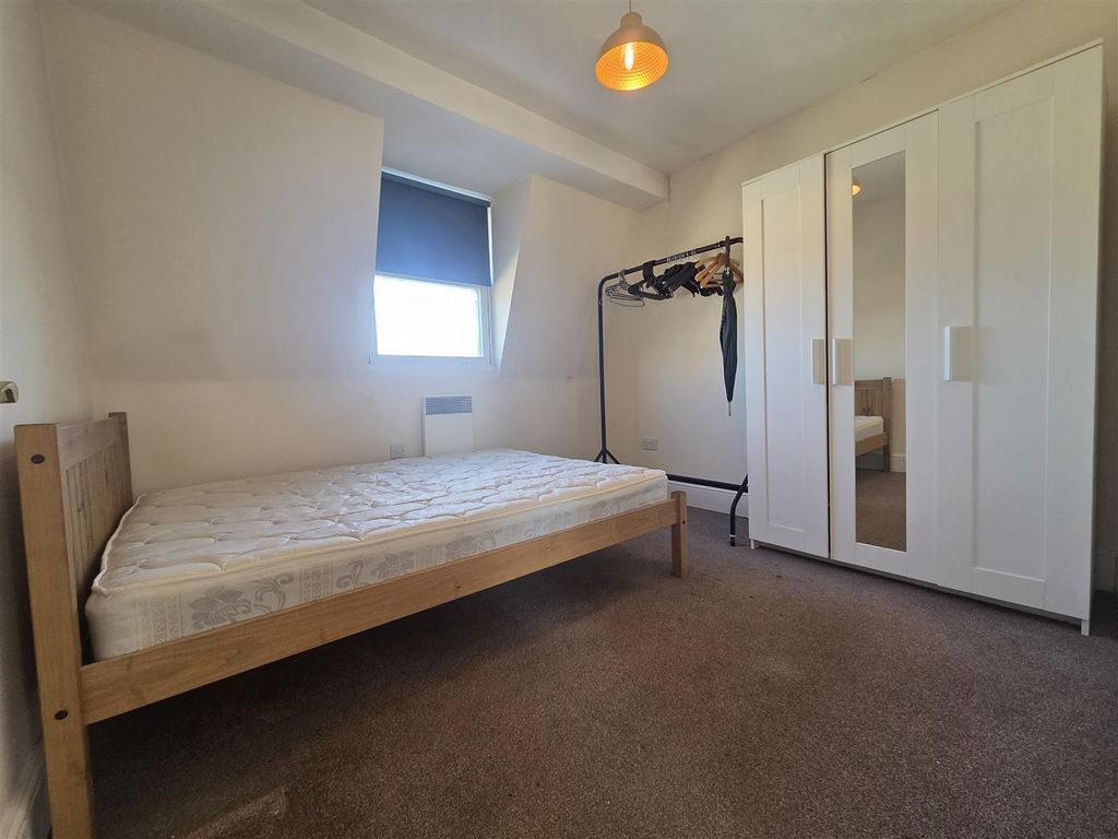 Property photo 3 of 6 Bed.Jpg