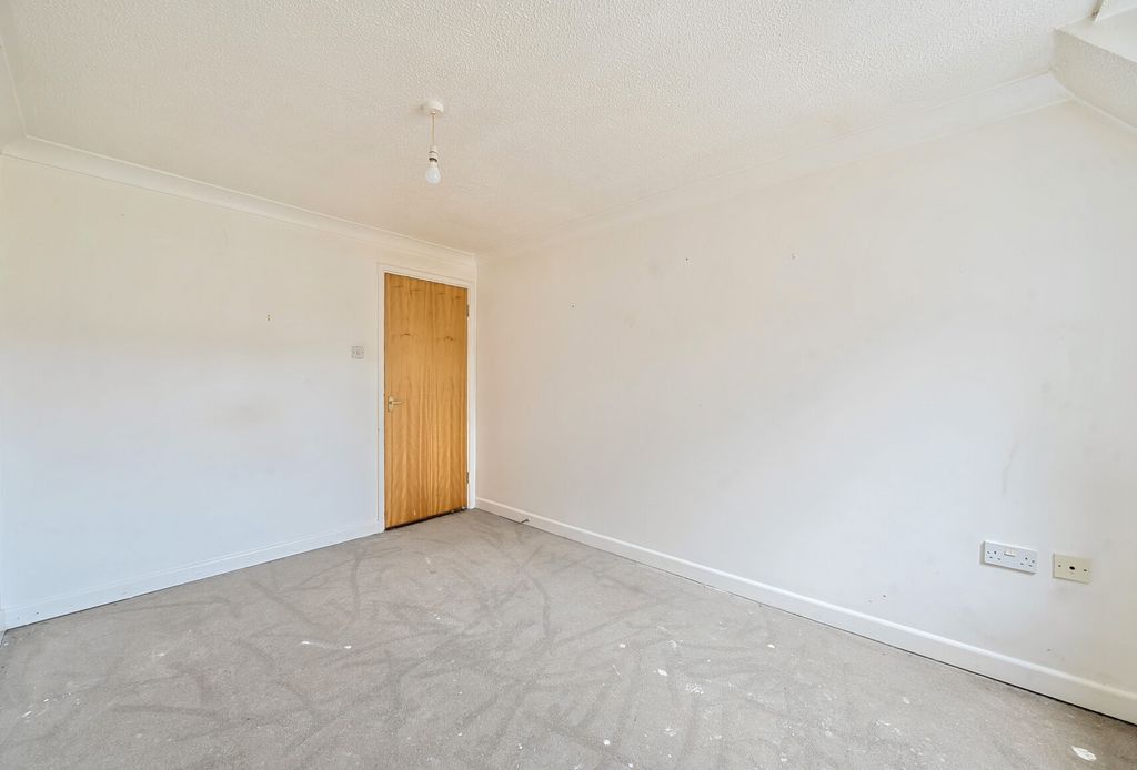 Property photo 3 of 15 1305256-10-68401d...