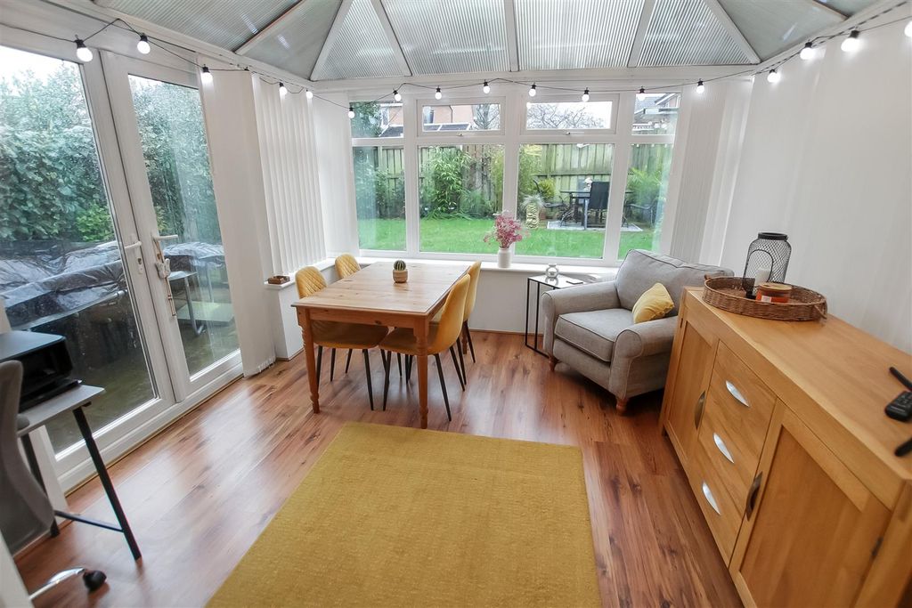 Property photo 3 of 19 Conservatory