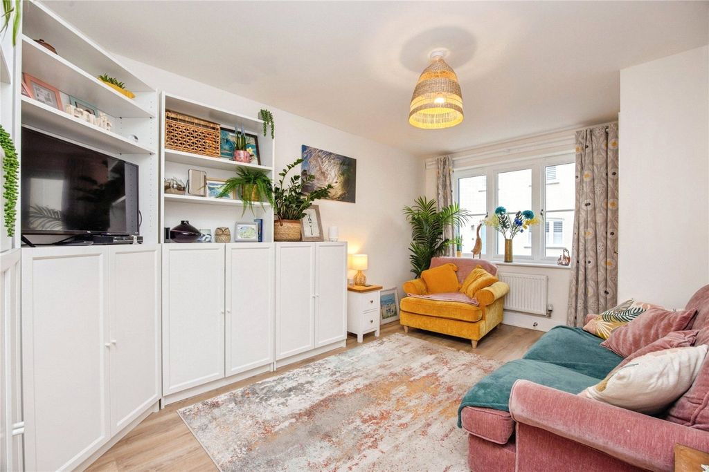 Property photo 2 of 22 Living Room