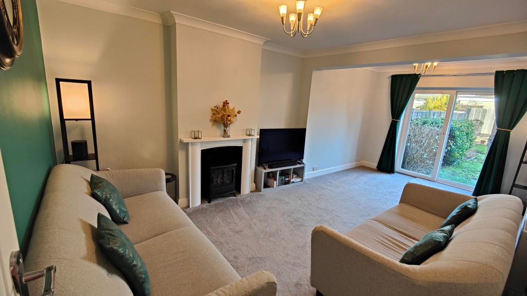 Property photo 2 of 11 Extended Lounge