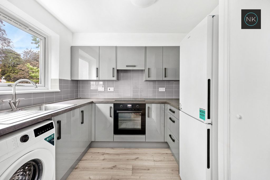 Property photo 2 of 13 5218434