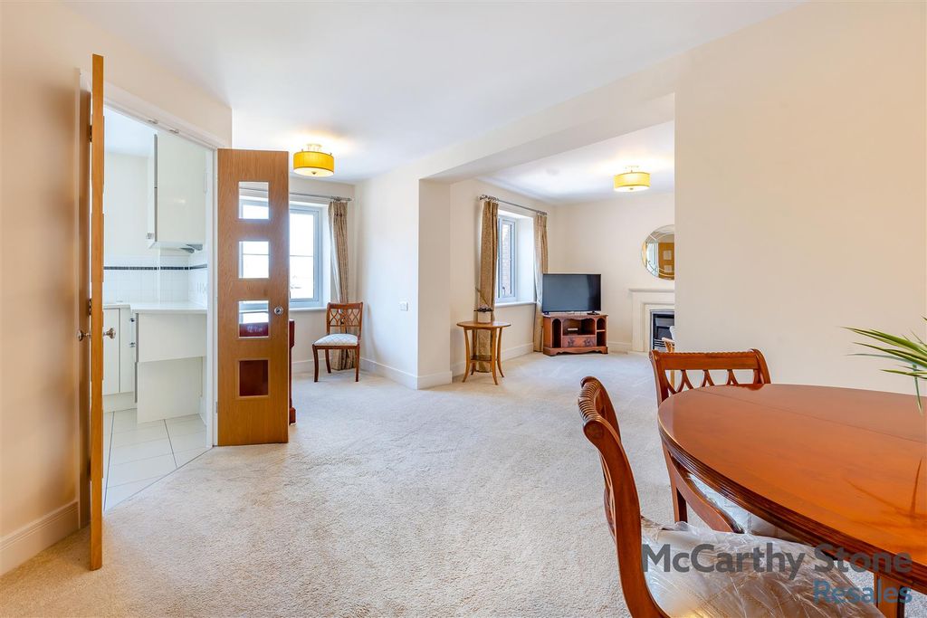 Property photo 3 of 19 8648425-Interior13.Jpg