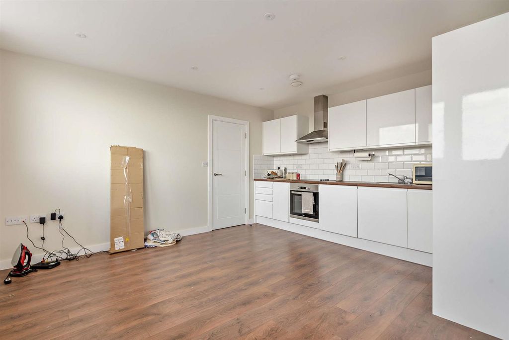 Property photo 3 of 13 8699814-Interior13-800.Jpg