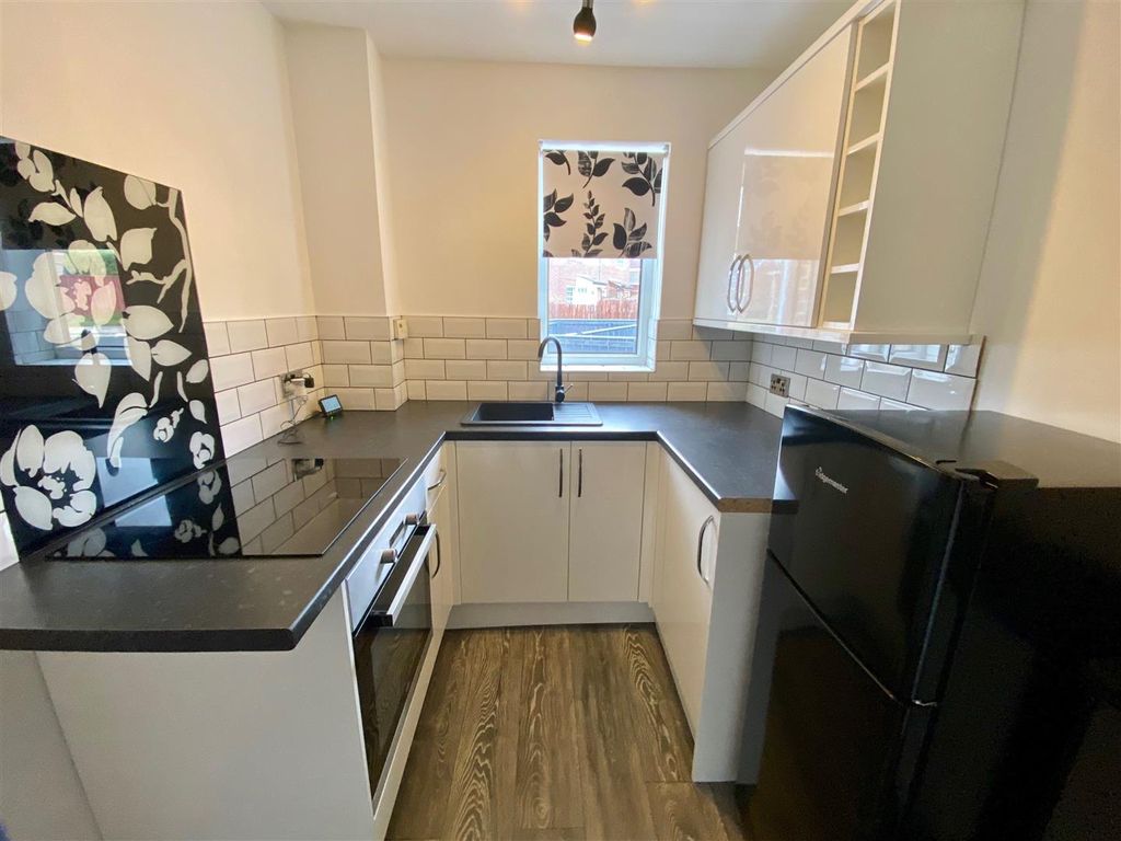 Property photo 3 of 7 Kitchen