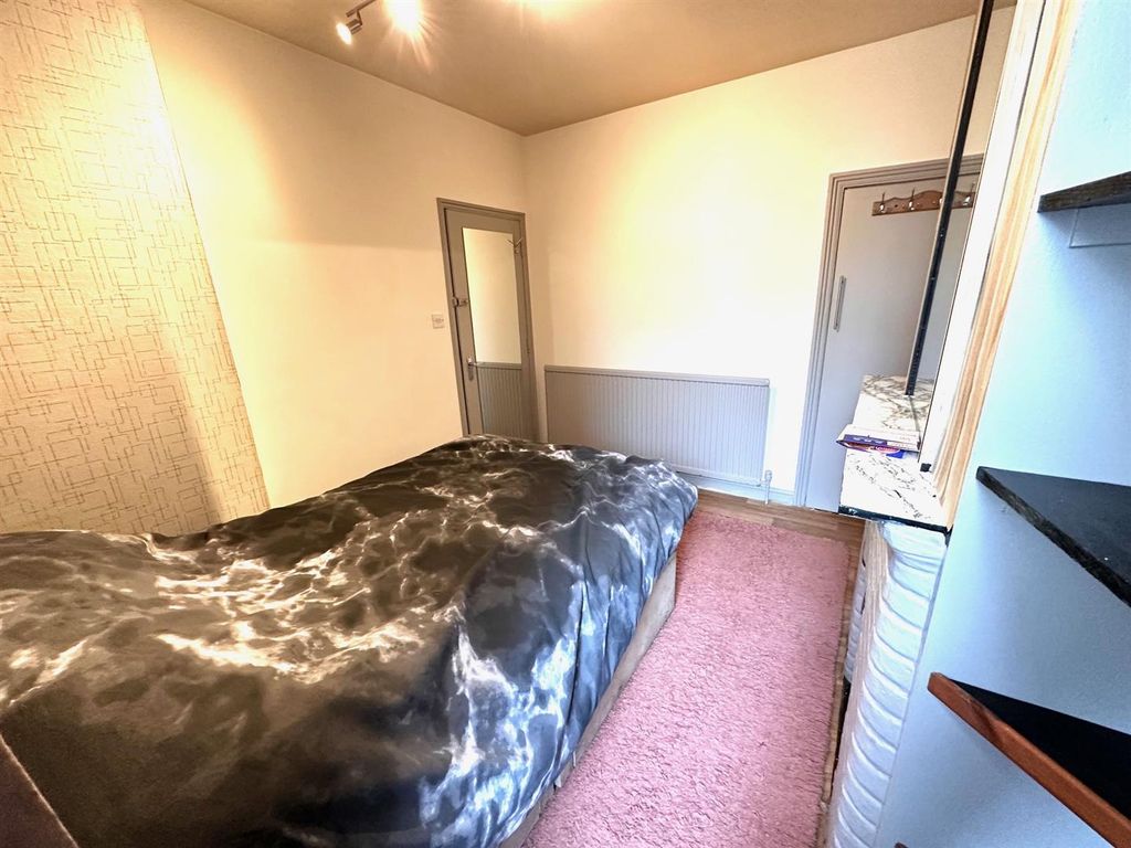 Property photo 3 of 6 Bed2.Jpg