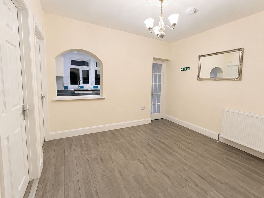 Property photo 3 of 17 Mead Crescent E4