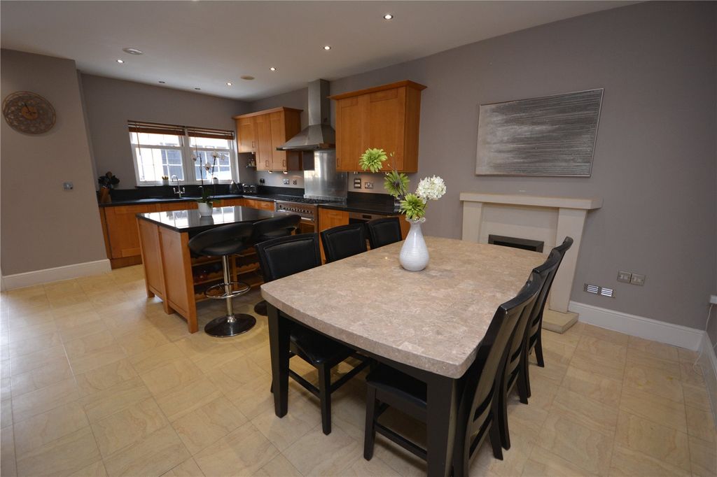 Property photo 3 of 15 Kitchen/Dining Room