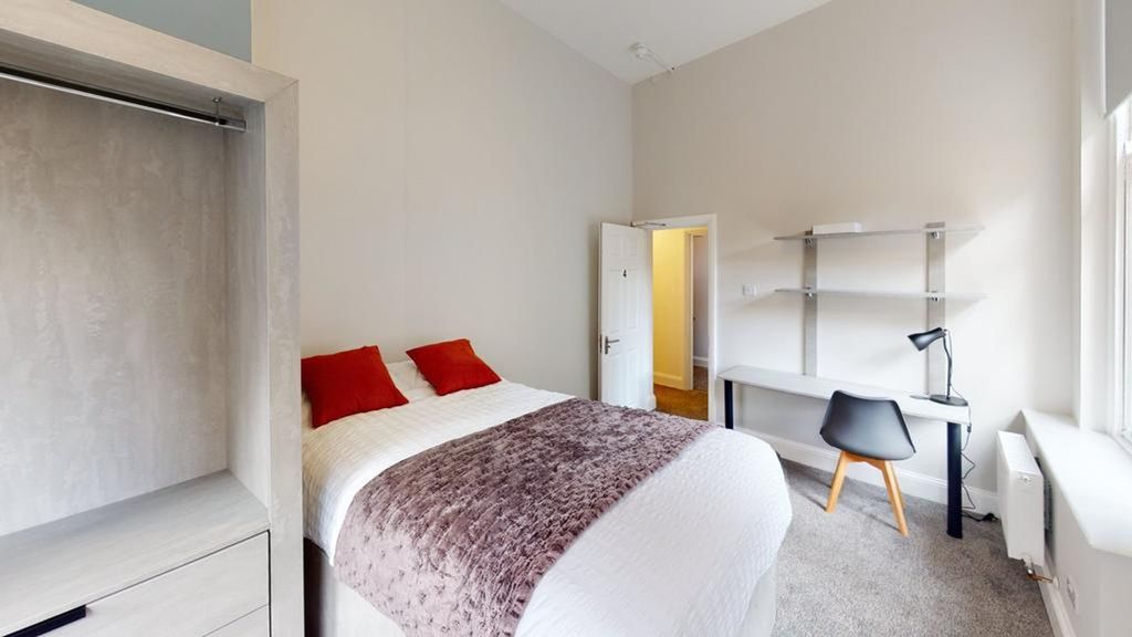 Property photo 2 of 18 A Bright And Spacious Double Bedroom Featuring A c...