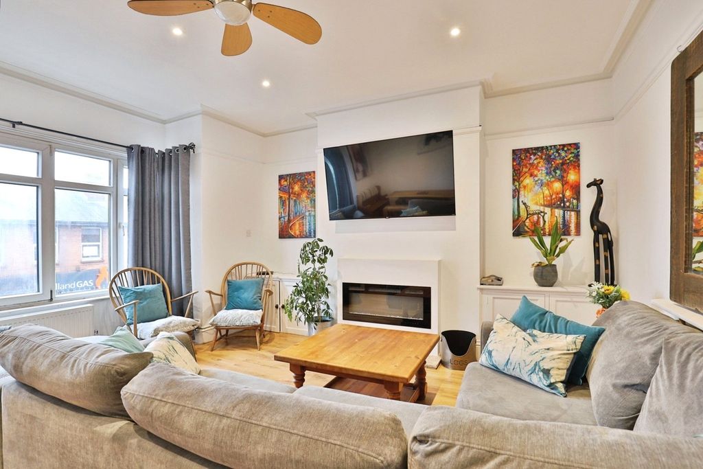 Property photo 1 of 14 Lounge