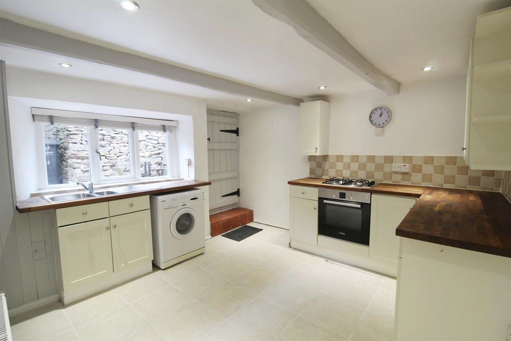 Property photo 3 of 9 Kitchen