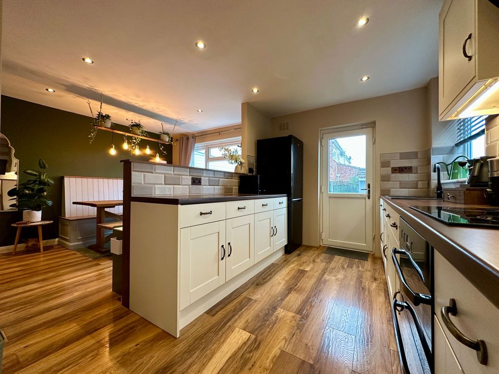 Property photo 3 of 19 Kitchen