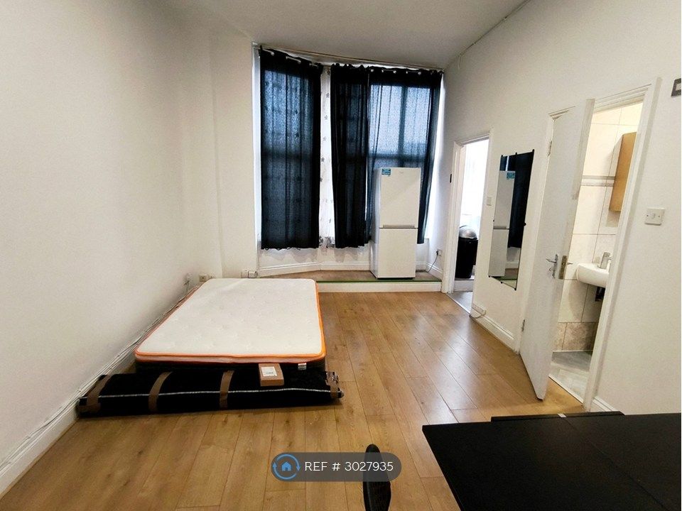 Property photo 2 of 6 Bedroom