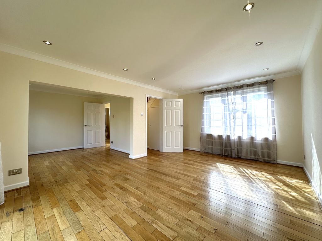 Property photo 3 of 17 Lounge/Diner