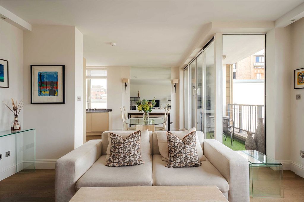 Property photo 2 of 14 Seating