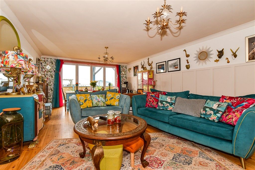 Property photo 3 of 15 Lounge