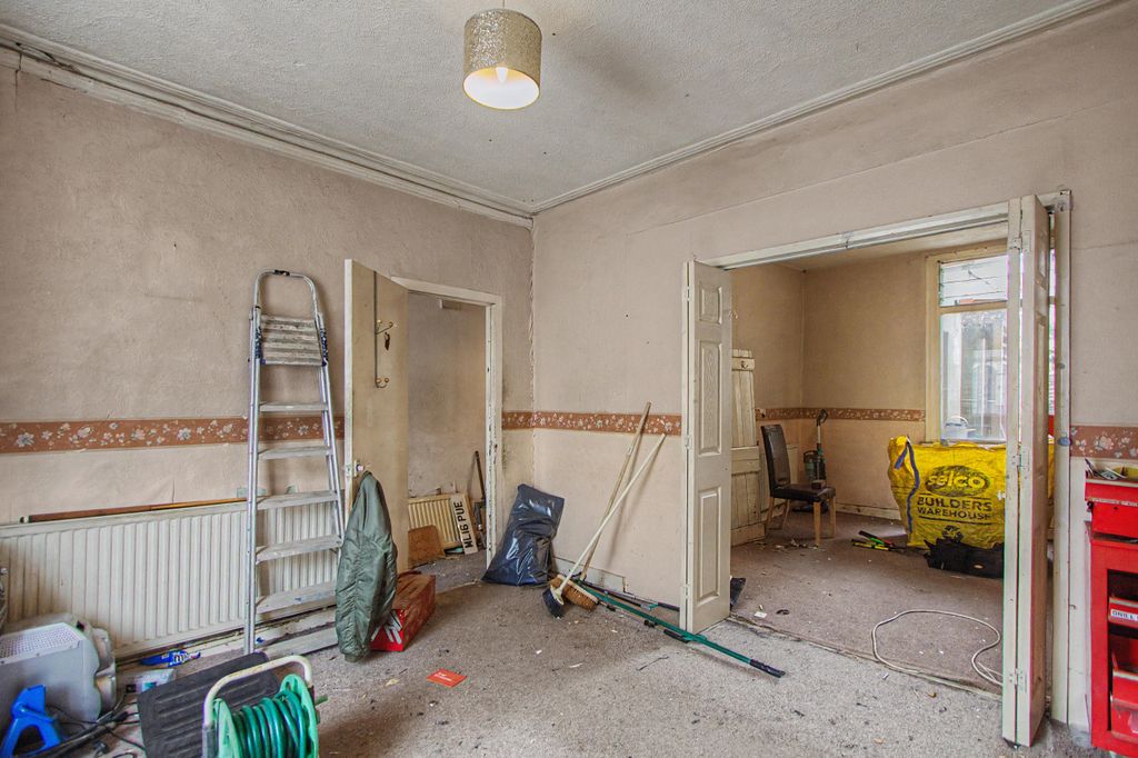 Property photo 2 of 13 11 Heyworth Road, Stratford, London, E15 1st