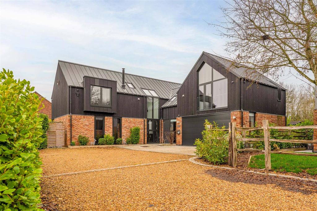 Property photo 2 of 54 Blackthorn Barn - By Visually Rich 08861.Jpg