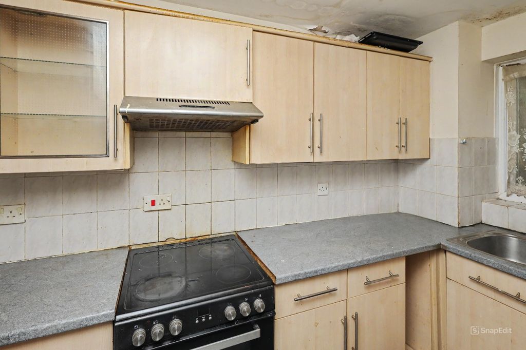 Property photo 2 of 6 34 Fenman Gardens, Ilford, Ig3 9Qe
