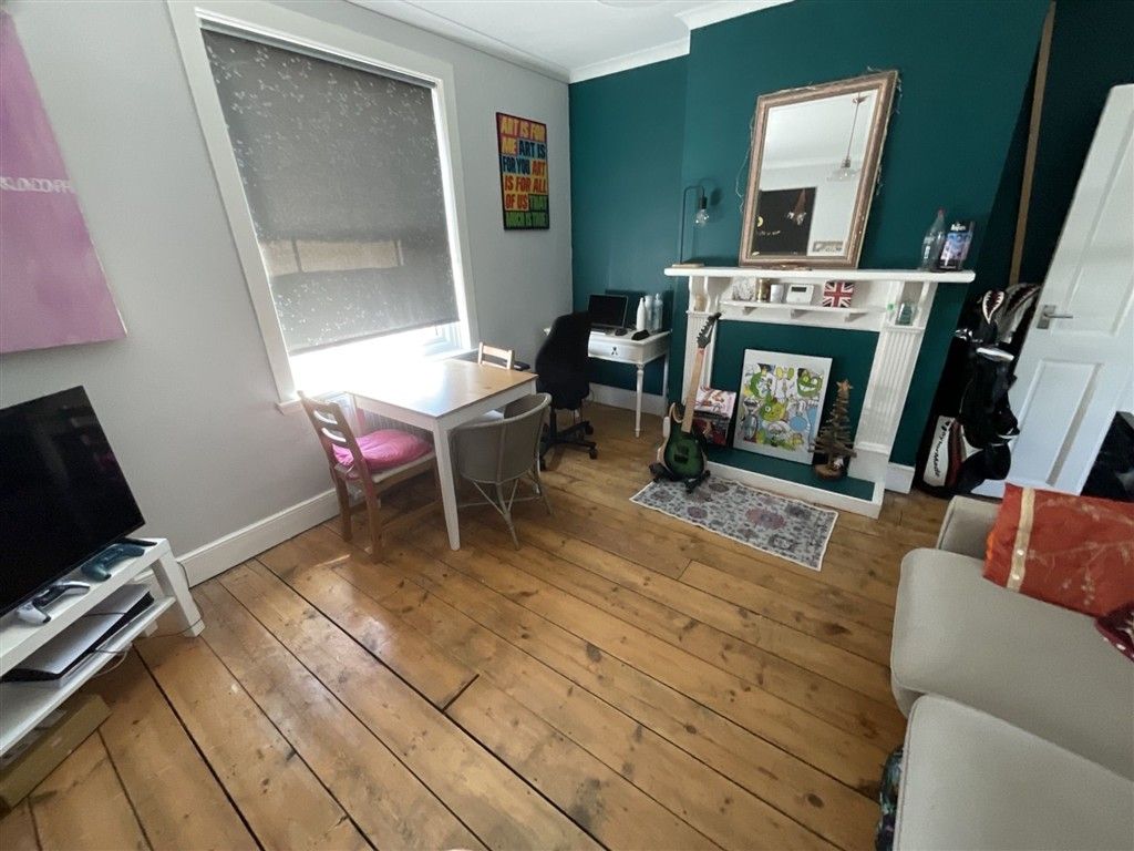 Property photo 3 of 8 Lounge