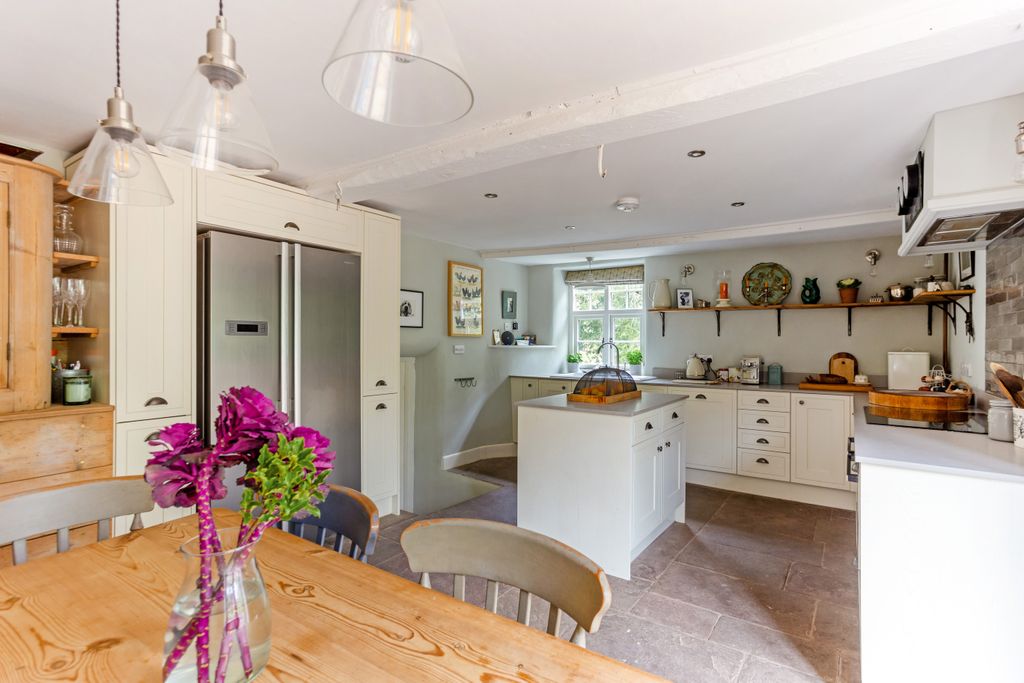 Property photo 3 of 25 Kitchen