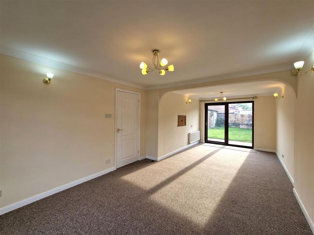 Property photo 3 of 10 Through Lounge