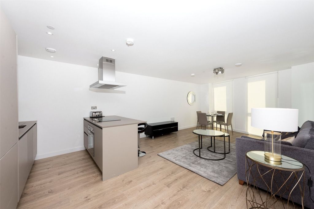 Property photo 1 of 10 Reception/Kitchen