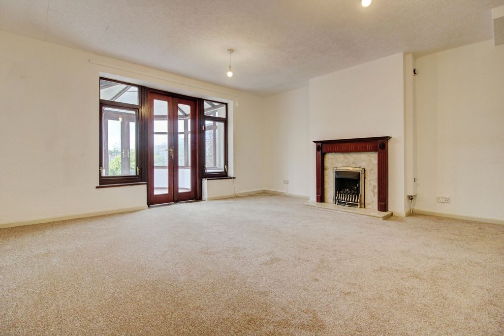Property photo 3 of 14 Living Room