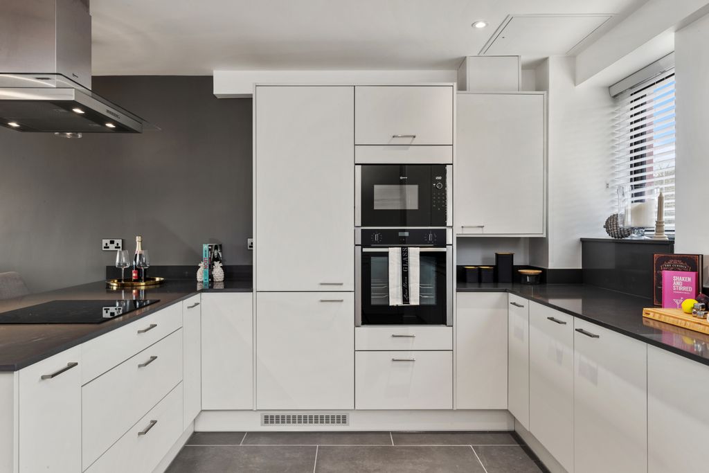 Property photo 1 of 6 Executive 2 Bedroom Property To Let In Penarth.