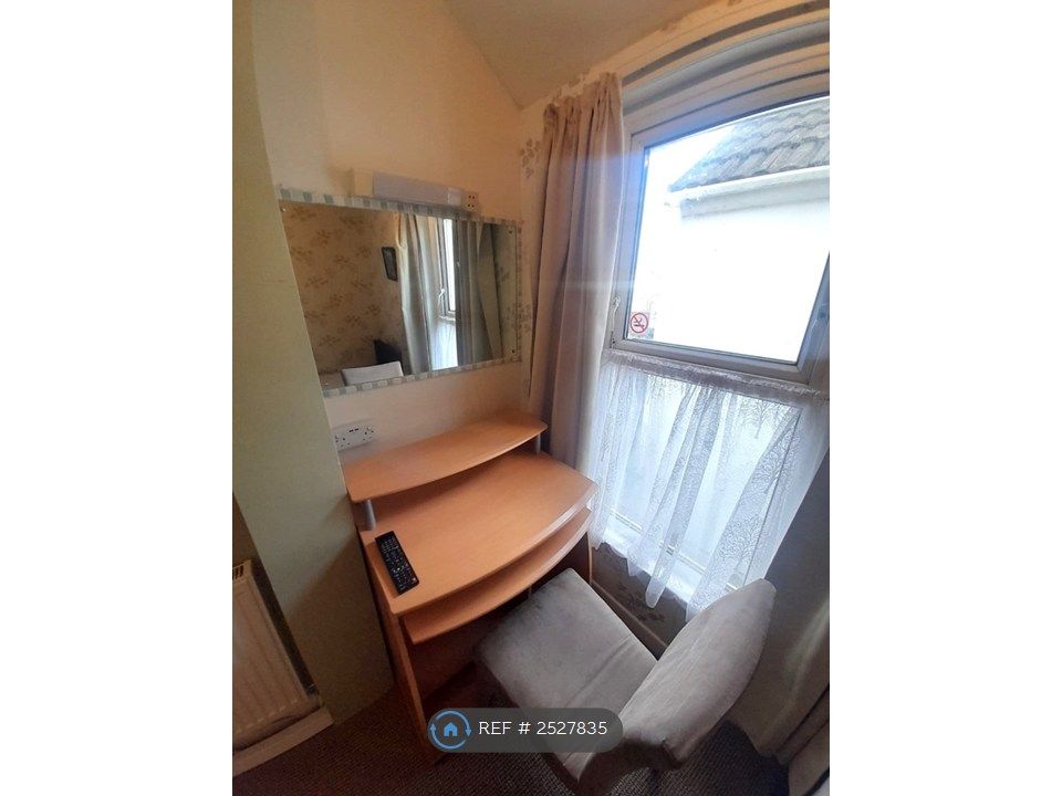 Property photo 3 of 27 Desk