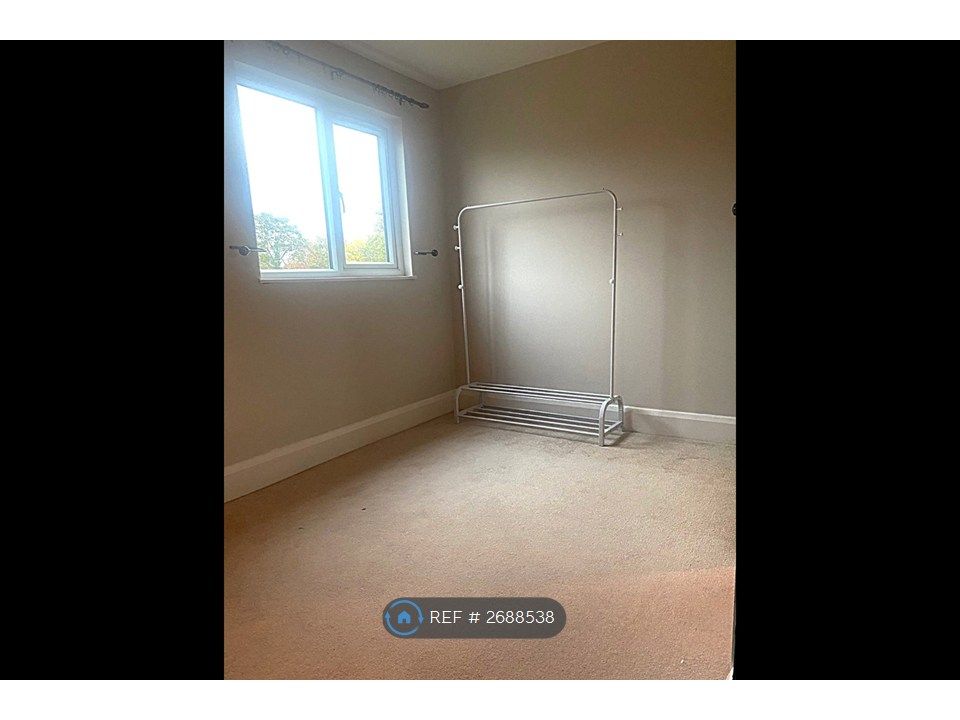 Property photo 2 of 9 Large Bedroom