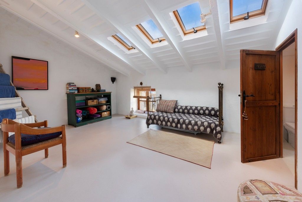 Property photo 3 of 20 Bedroom (1)