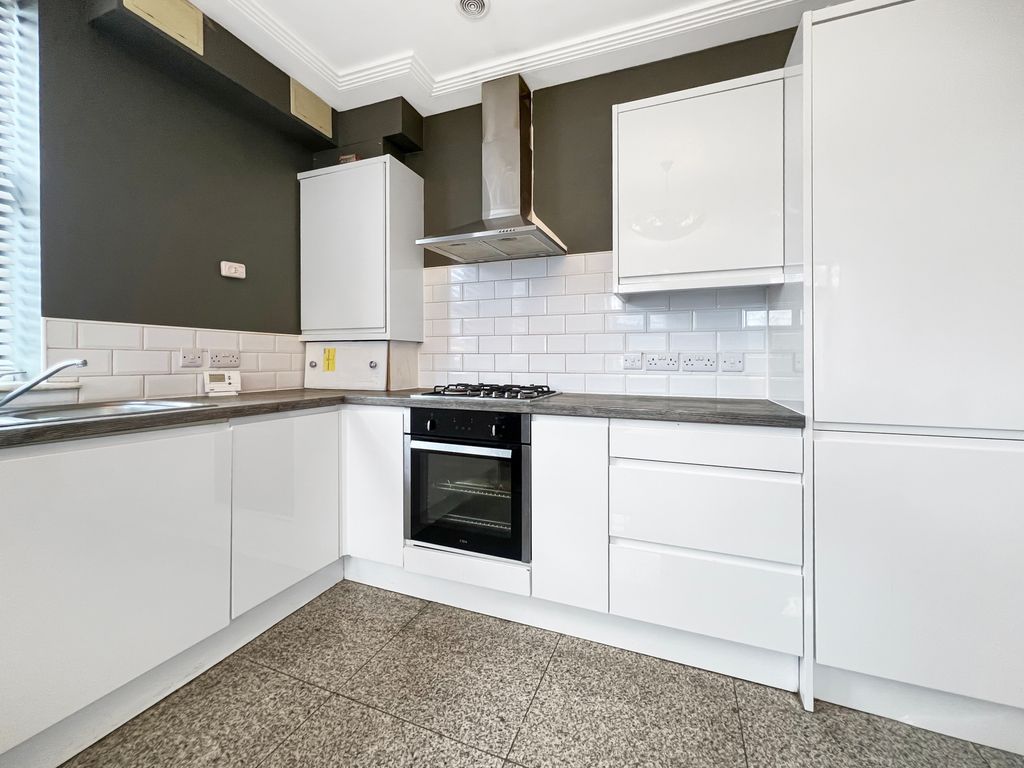 Property photo 1 of 6 Kitchen