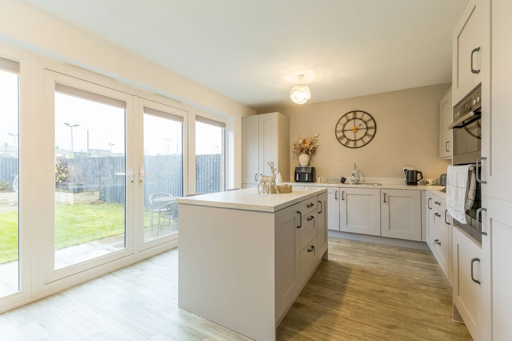 Property photo 2 of 22 Dining Kitchen