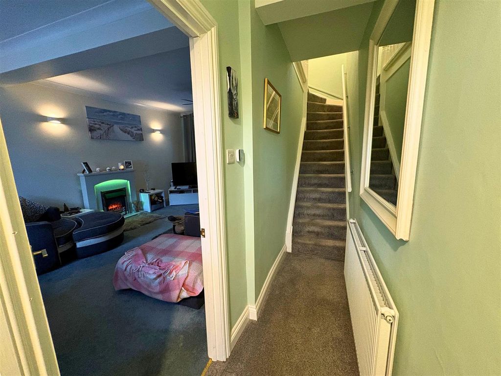 Property photo 3 of 14 Hallway