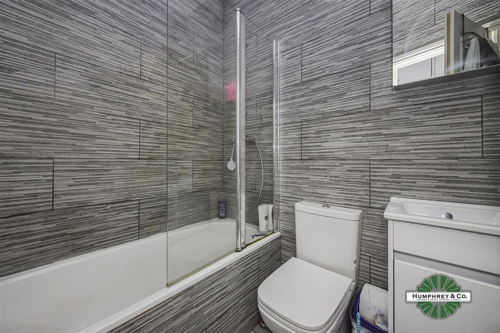 Property photo 3 of 13 Flat 2 17 Mount Pleasant Road -004.Jpg