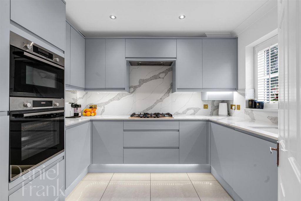 Property photo 2 of 34