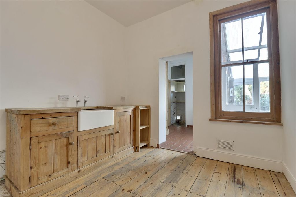 Property photo 2 of 18 2C662799-777D-40F0-B8C0-01E1113F9833_1_201_A.Jpeg