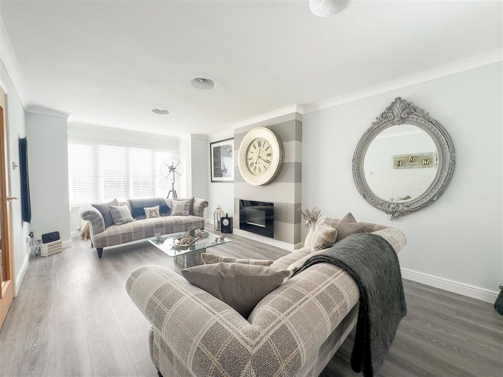 Property photo 2 of 36 Lounge