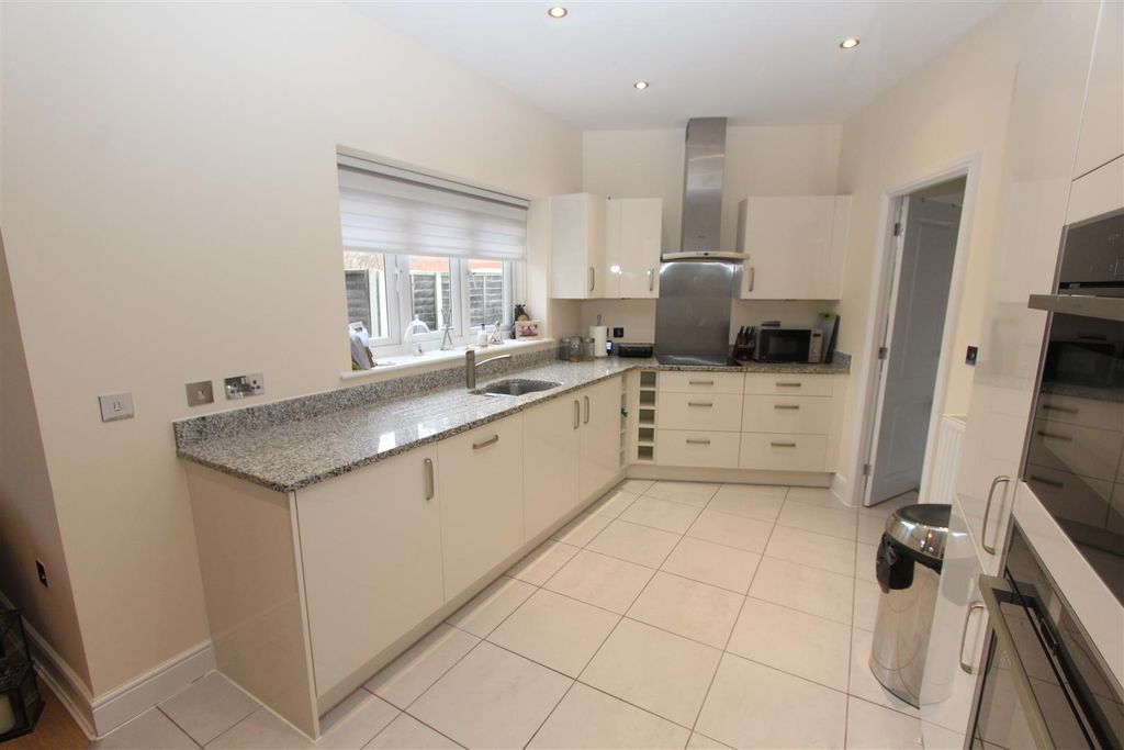 Property photo 2 of 14 Kitchen