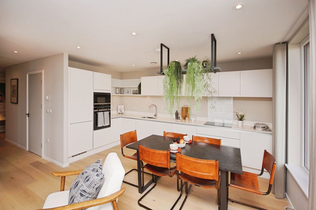 Property photo 3 of 17 Kitchen/Diner