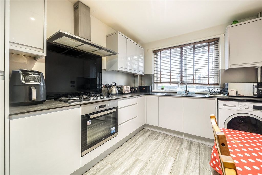 Property photo 3 of 10 Kitchen