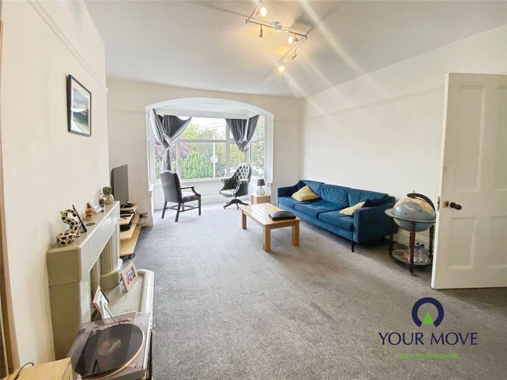 Property photo 3 of 14 Lounge