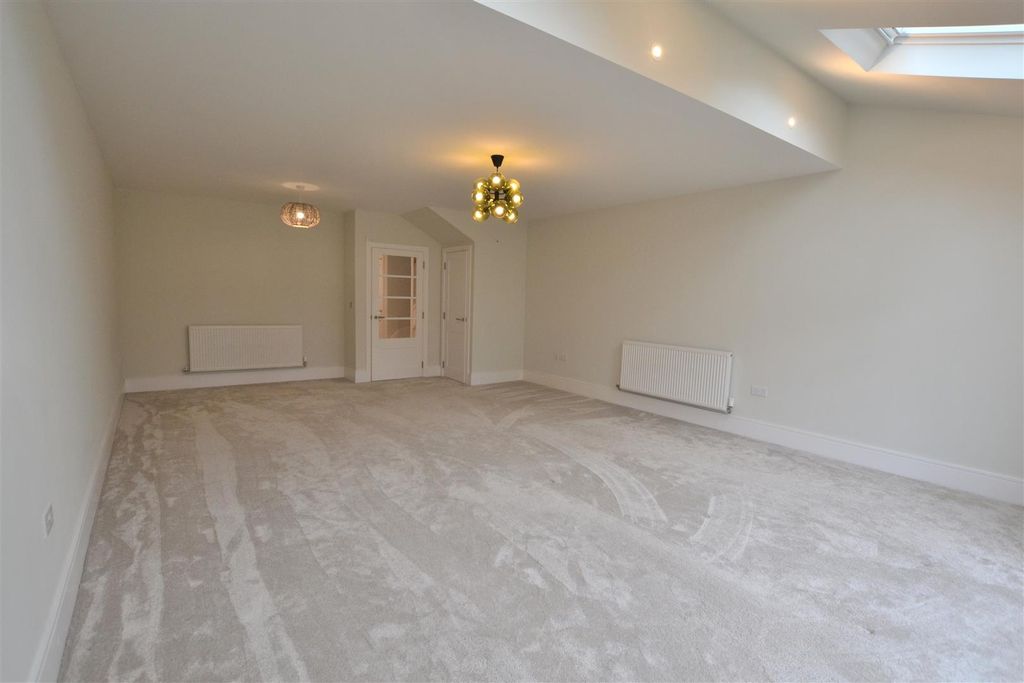 Property photo 3 of 14 Livingroom 2 .Jpg